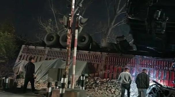 貨運火車撞小車怎么處理貨運火車撞小車怎么處理的