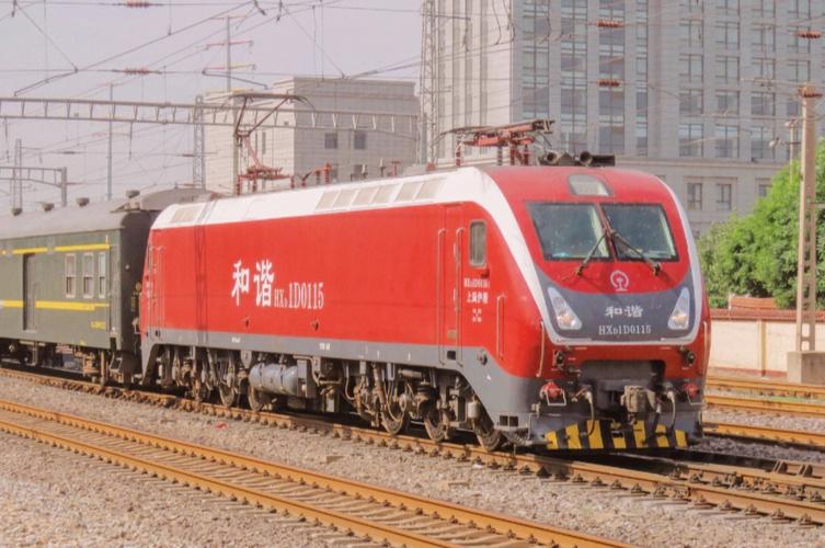 紅貨運(yùn)機(jī)車hxd貨運(yùn)機(jī)車