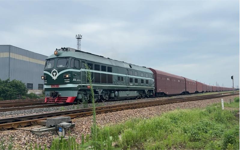 貨運(yùn)重載列車貨運(yùn)重載列車圖片