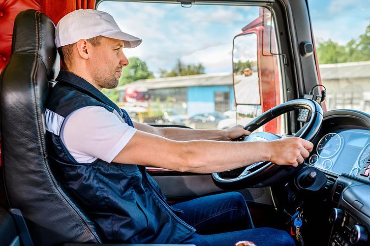 男貨運(yùn)司機(jī)大貨車(chē)的男司機(jī)
